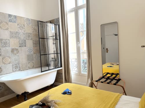 Camera standard Boutique Hôtel Provencia a Marsiglia con vasca indipendente, biancheria gialla e porte-finestre parigine