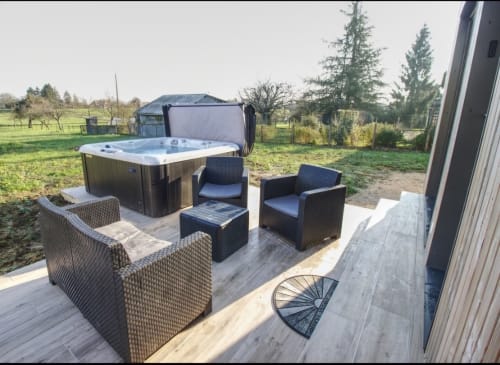Outdoor hot tub spa area with lounge seating at Ilot Cosy and Spa in Luçay-le-Mâle