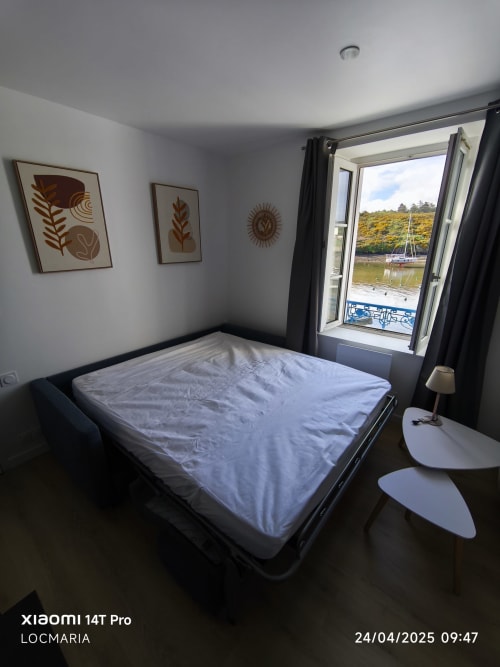 Chambre studio lumineuse avec vue sur la mer et voiliers à Locmaria, Belle-Île-en-Mer, lit, œuvres d'art et équipements modernes
