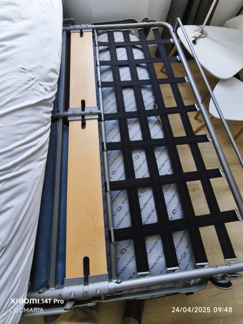 Lit superposé métallique avec grille noire et lattes en bois à l'appartement Loc'Maria Belle Île-en-Mer