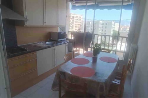 Kitchen and dining area | Stay in La Galinette: Your Ideal Marseille Escape