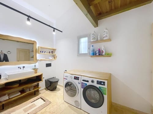 Wash area with washing machine and complete amenities | Welcome to Villa Sienna: Your Luxurious Getaway in Provence