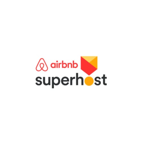 Distintivo Airbnb Superhost de Cabañas Compostela en Santiago de Compostela
