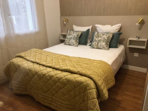 Chambre moderne aux Logis d'Argent, Mimizan avec lit queen-size, literie dorée et touches vertes