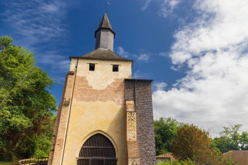 Tour en pierre historique avec flèche pointue à Mimizan, France, près du gîte Les Logis d'Argent