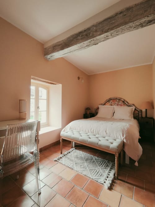 Chambre d’hôtes Rose au Rêve d’Alice dans le Gers avec lit double, poutre apparente et sol en tomettes