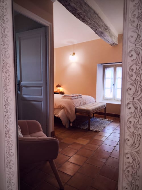 Rose guest room at Le Rêve d’Alice with double bed, soft pink walls and warm atmosphere