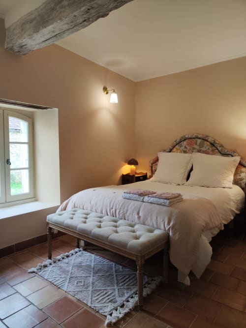 Rose guest room at Le Rêve d’Alice with double bed, white bedding and natural light