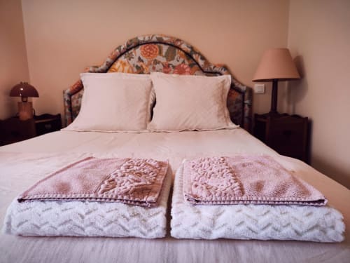 Comfortable double bed in the Rose guest room at Le Rêve d’Alice with neatly arranged bedding