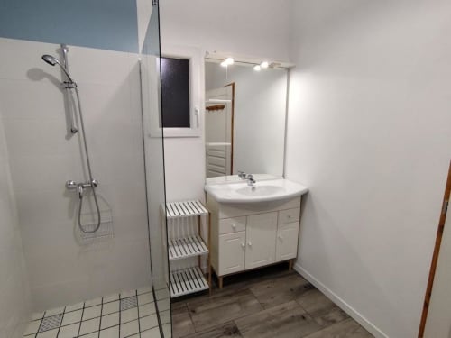 Shower area and sink | Gîte Les Marettes – A Tranquil Countryside Retreat in Beaudéduit, Oise