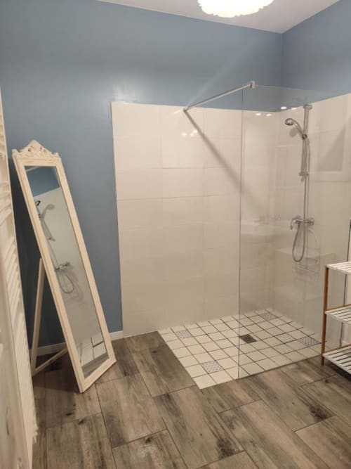 Shower area and mirror | Gîte Les Marettes – A Tranquil Countryside Retreat in Beaudéduit, Oise