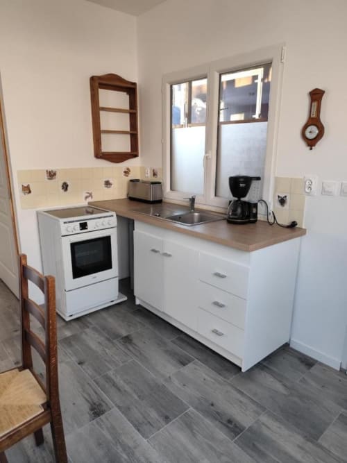 Kitchen with appliances | Gîte Les Marettes – A Tranquil Countryside Retreat in Beaudéduit, Oise
