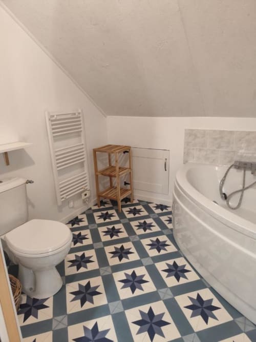 Bath tub and toilet | Gîte Les Marettes – A Tranquil Countryside Retreat in Beaudéduit, Oise