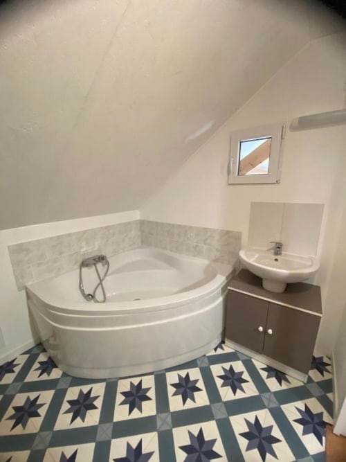 Bath tub and sink | Gîte Les Marettes – A Tranquil Countryside Retreat in Beaudéduit, Oise