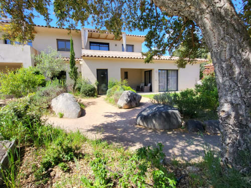 Modernes Villenappartement in Villas Lantana, Lecci mit Sandhof, großen Felsbrocken und mediterraner Landschaftsgestaltung