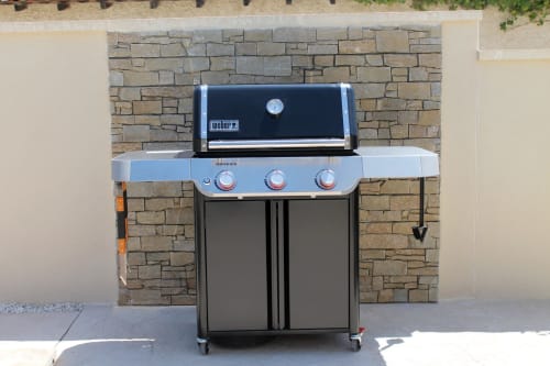 Grill a gas Weber Genesis sul patio in pietra di La Maison D'ambrine, Chamaret Francia