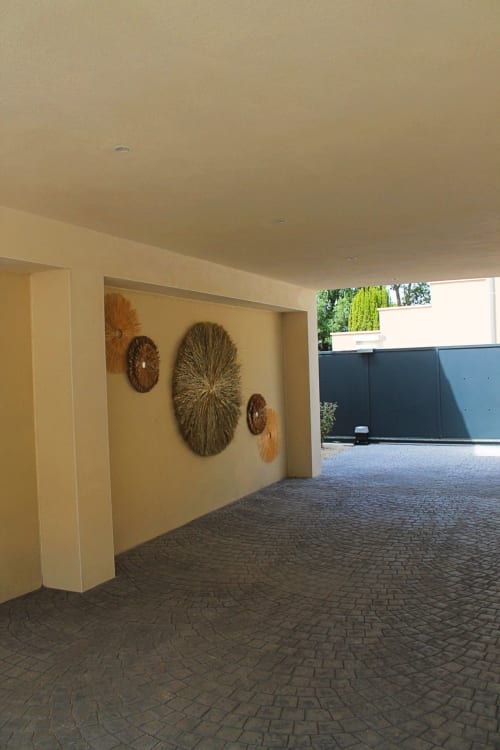 Moderna struttura per auto a La Maison D'ambrine con arte murale tessuto decorativo e pavimento in mattoni