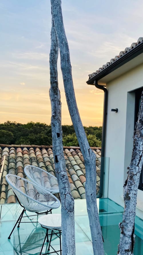 Terrasse panoramique de La Maison D'ambrine avec chaises blanches, poutres bleues et vue sur la campagne de Chamaret