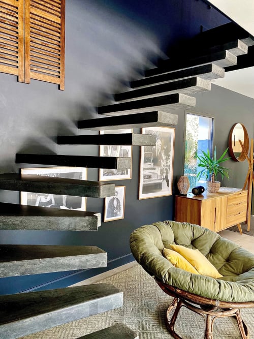 Escalier moderne aux marches noires et accents en béton dans la chambre d'hôte La Maison D'ambrine, Chamaret