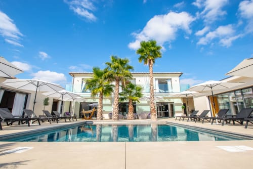 Piscine luxueuse à La Maison D'ambrine, Chamaret - palmiers, transats et villa moderne
