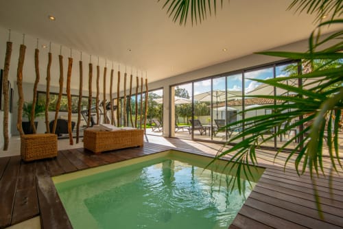 Piscine intérieure luxueuse de La Maison D'ambrine, chambre d'hôtes à Chamaret avec architecture contemporaine