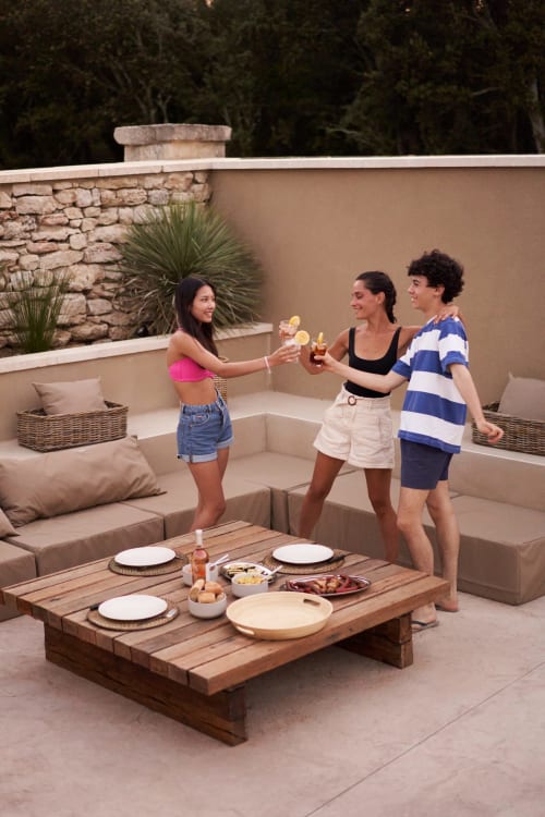 Tres mujeres brindan con bebidas en la terraza de La Maison D'ambrine B&B en Chamaret, Francia