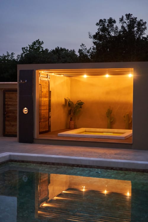 Pabellón spa moderno en La Maison D'ambrine con piscina de relajación iluminada en Chamaret