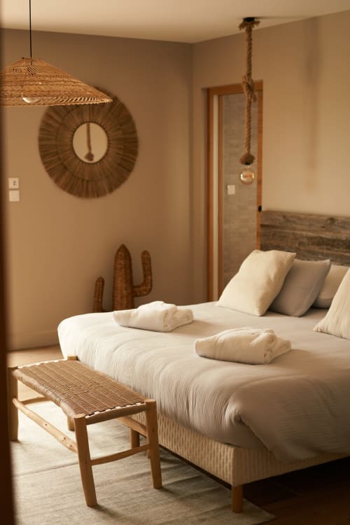 Cálida habitación boho en La Maison D'ambrine B&B en Chamaret con lámpara colgante tejida, decoración de cactus y columpio de cuerda