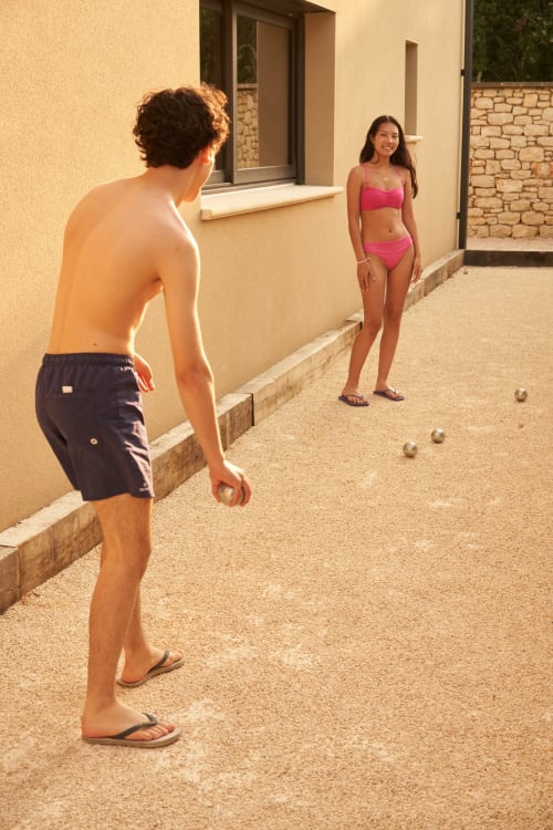 Huéspedes jugando a la petanca en el patio de La Maison D'ambrine en Chamaret, Francia