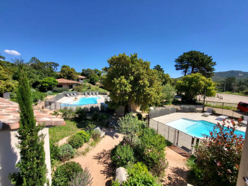 Luftaufnahme der Villas Lantana in Lecci mit zwei Swimmingpools umgeben von üppigen mediterranen Gärten und Hügellandschaft
