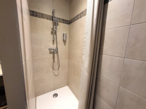 Modernes Duschbad mit Regendusche und Handbrause in der Villas Lantana in Lecci