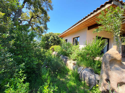 Villas Lantana B&B a Lecci con sentiero giardino lussureggiante, edificio bianco, travi in legno, cielo sereno