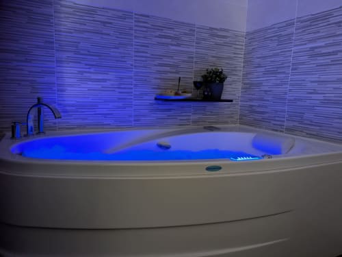 Bath tub | La Petite Ganette: Your Ideal Getaway in Meymac, France