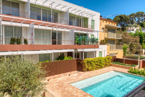 Piscina y terraza del hotel Finques Garcia Enrich en Palafrugell con arquitectura moderna y paisajismo mediterráneo