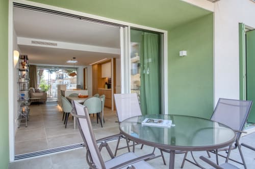 Terraza moderna con mesa de comedor y sillas en el hotel Finques Garcia Enrich, Palafrugell, con vistas al patio interior