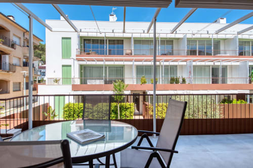 Terraza balcón moderno del hotel Finques Garcia Enrich en Palafrugell con vistas al mar y arquitectura contemporánea