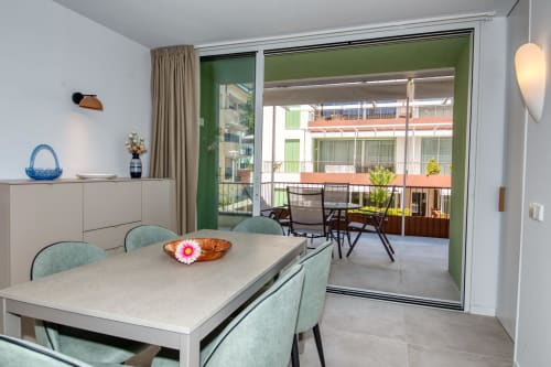 Comedor moderno con vistas a la terraza del hotel Finques Garcia Enrich en Palafrugell, con diseño minimalista