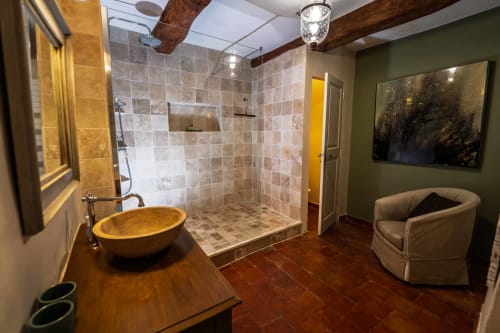 Jade Suite Badezimmer in La Bouscatière mit Holzwaschbecken, begehbarer Dusche, Holzbalken und Entspannungsbereich mit Sessel