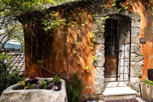 Rustikaler Steinhaus-Eingang mit efeubedeckter Mauer in der La Bouscatière Unterkunft, Moustiers-Sainte-Marie