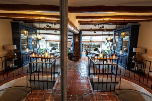 Eingang des Gasthofs La Bouscatière in Moustiers-Sainte-Marie mit eleganten blauen Türen und rustikalen sichtbaren Balkendecken