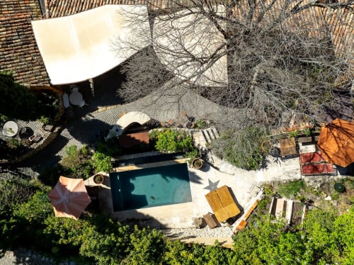 Luftaufnahme des Pools und der Terrasse des B&B La Bouscatière in Moustiers-Sainte-Marie mit umliegenden Gärten