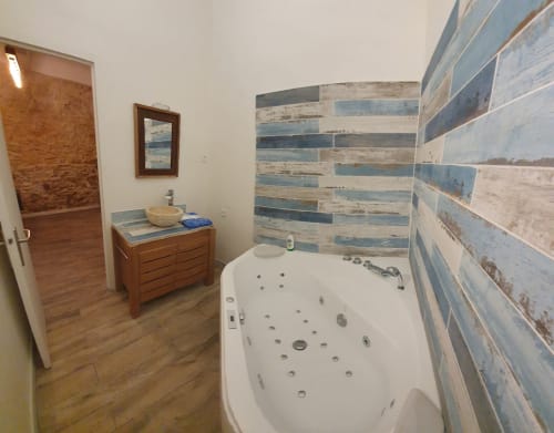 Bath tub | Experience the Best of Marseille at La Piboule: Your Stylish Retreat in the Heart of the City