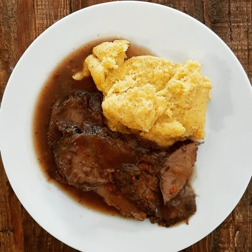Geschmortes Rindfleisch mit reichhaltiger Sauce und goldenem Polenta in der Locanda del Sasso, Crodo Italien B&B
