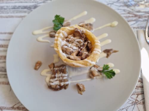 Elegante Vorspeise im Locanda del Sasso: Filoteig-Körbchen mit cremiger Pilzmischung und Sauce