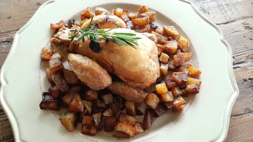 Gebratenes Hähnchen mit Rosmarin und knusprig gerösteten Kartoffeln in der Locanda del Sasso, Crodo