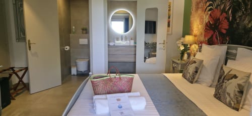 Höchster Komfort: Raffiniertes Zimmer und diskreter Luxus. Eine charmante Auszeit inmitten der Natur der Côte d’Azur.