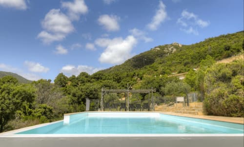 Piscine turquoise de l'hôtel Vista D'oro à Monacia d'Aullène avec vue sur les collines boisées