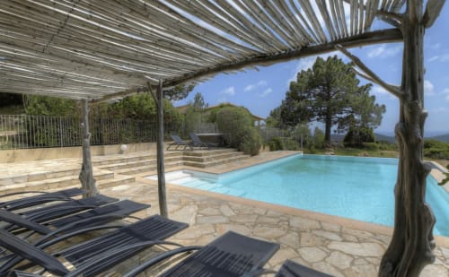 Piscine Vista D'oro avec pergola, transats et vue sur mer à Monacia d'Aullène, Corse
