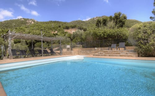 Piscine de l'hôtel Vista D'oro à Monacia d'Aullène avec transats, pergola et vue sur les collines corses