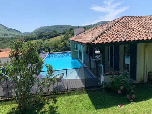 Villa Ongizatea cottage in Urrugne with private pool, terrace, and Pyrenees mountain views